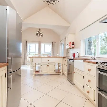 11 Dingle Manor, Stunning 3-bed House * Emlagh East